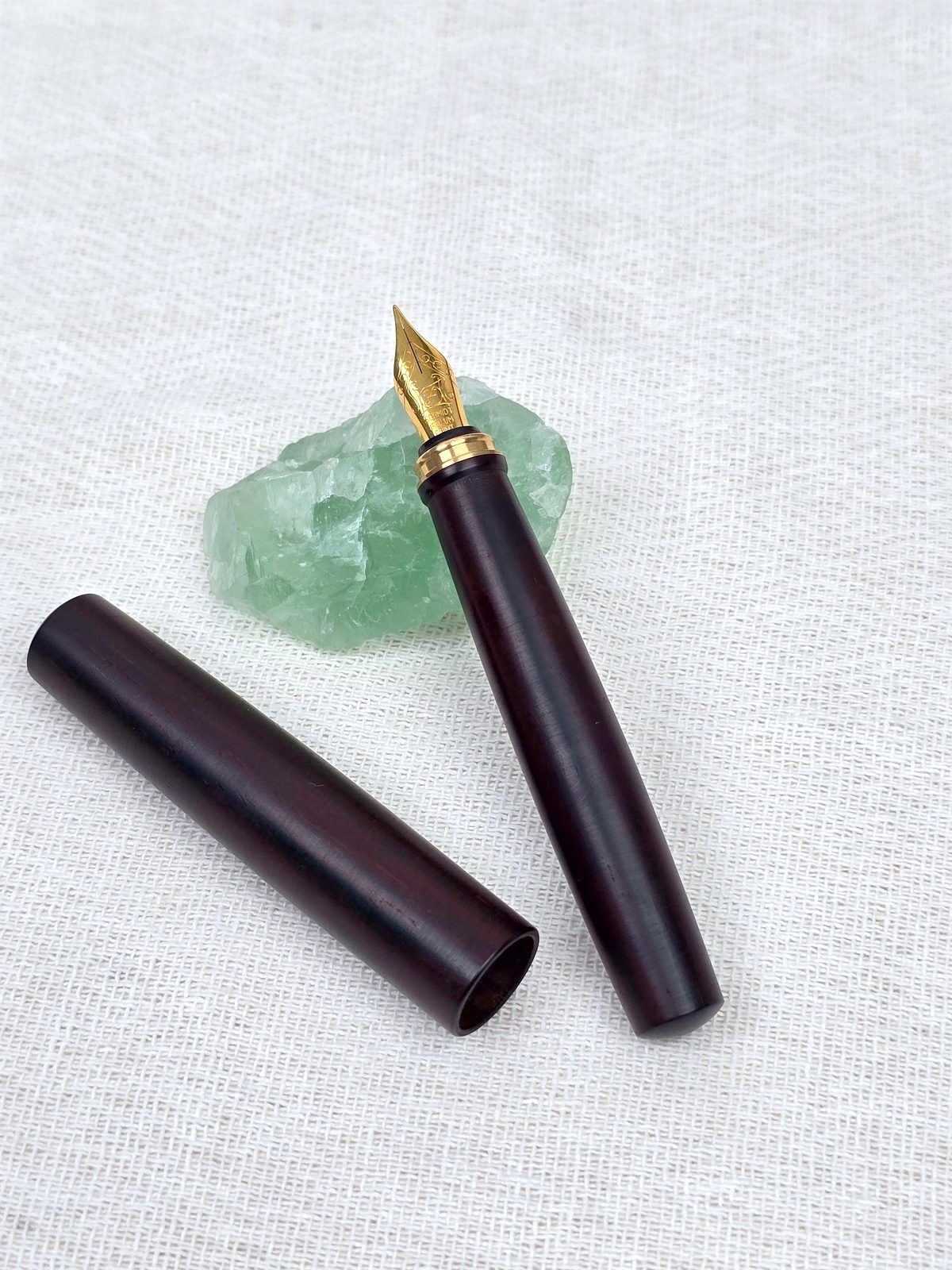 SIMEICHU XZ261106 African Sandalwood Fountain Pen capped