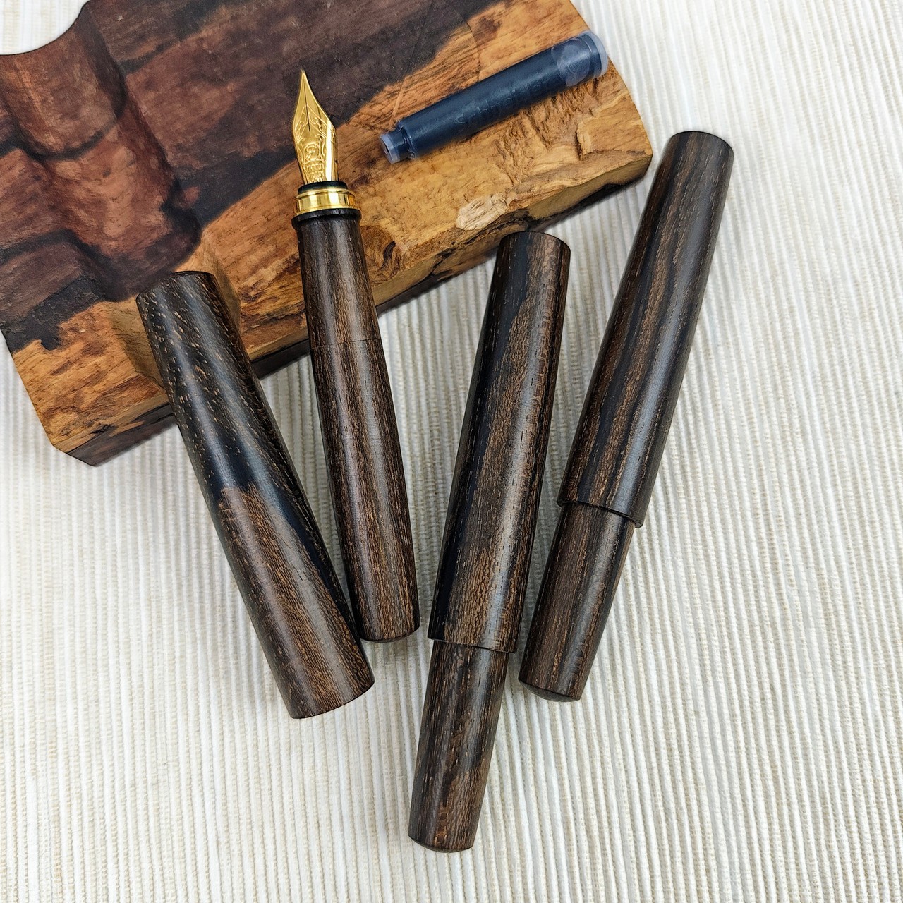 SIMEICHU XiaoZhuo Black Persimmon/Kurogaki Fountain Pen capped