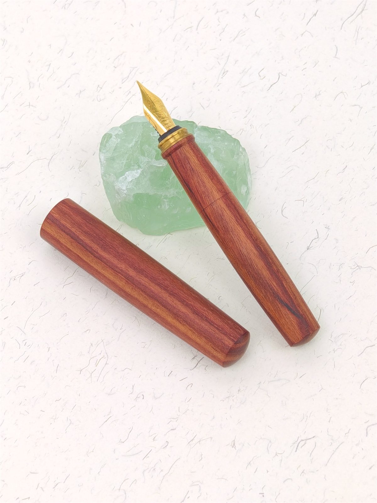 SIMEICHU XZ261305 Red Sandalwood Fountain Pen capped