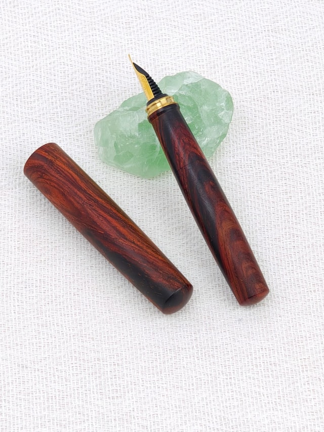 SIMEICHU XZ261206 Cocobolo Rosewood Fountain Pen capped